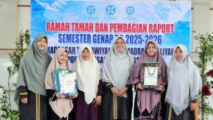 momen-pembagian-rapor-santri-ponpes-al-hasanah-berlangsung-khidmat-dan-penuh-nasihat-6